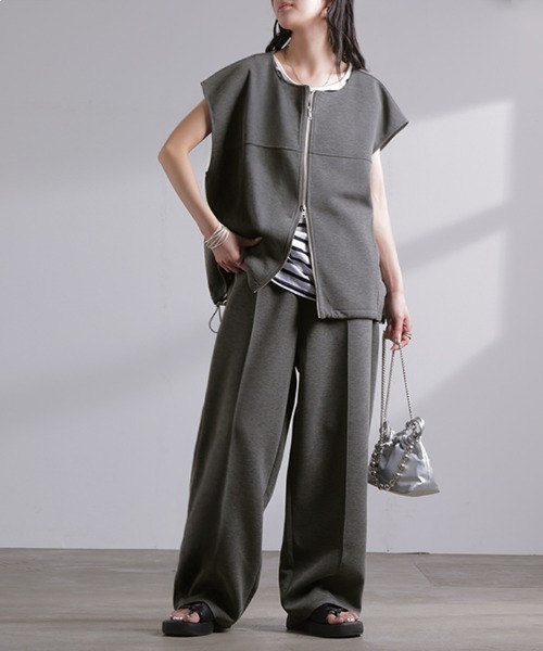 HUG.U(ハグユー)の「リラックスポンチ セットアップ ジップベスト × ワイドパンツ(セットアップ・レディース・ブラック/ライトベージュ/グレー・FREE)」の1枚目の写真
