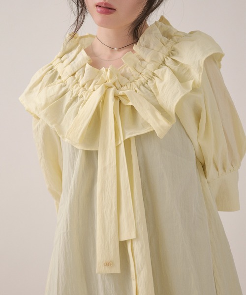loin nuit(ロワンニュイ)の「2way frill ribbon blouse / 2wayフリルリボンブラウス(シャツ/ブラウス・レディース・イエロー/ネイビー/ライトブルー・FREE)」の3枚目の写真