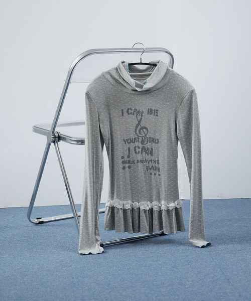 Ulysses(ユリシス)の「ドットプリントフリルヘムハイネックトップス(Tシャツ/カットソー・レディース・グレー・S/M)」の3枚目の写真