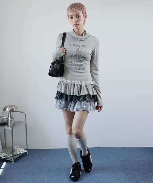 Ulysses(ユリシス)の「ドットプリントフリルヘムハイネックトップス(Tシャツ/カットソー・レディース・グレー・S/M)」の2枚目の写真