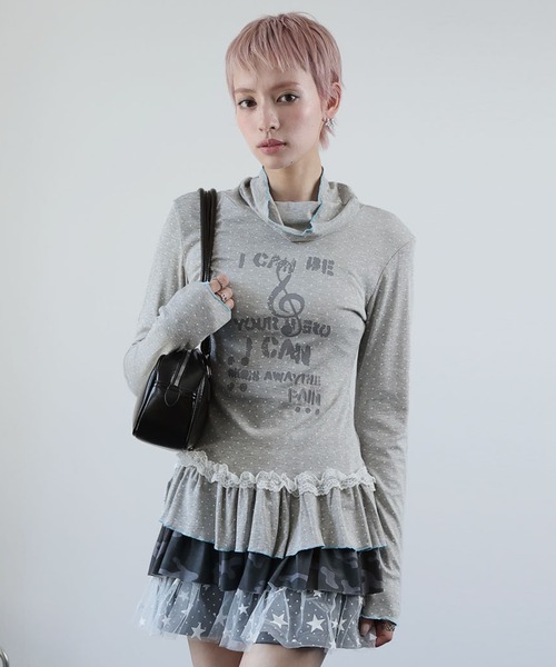 Ulysses(ユリシス)の「ドットプリントフリルヘムハイネックトップス(Tシャツ/カットソー・レディース・グレー・S/M)」の4枚目の写真