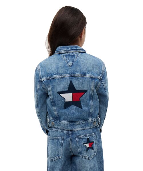 TOMMY HILFIGER(トミーヒルフィガー)の「GIRLS デニムトラッカージャケット(テーラードジャケット・キッズ・インディゴブルー・160cm/150cm/130cm/140cm)」の2枚目の写真