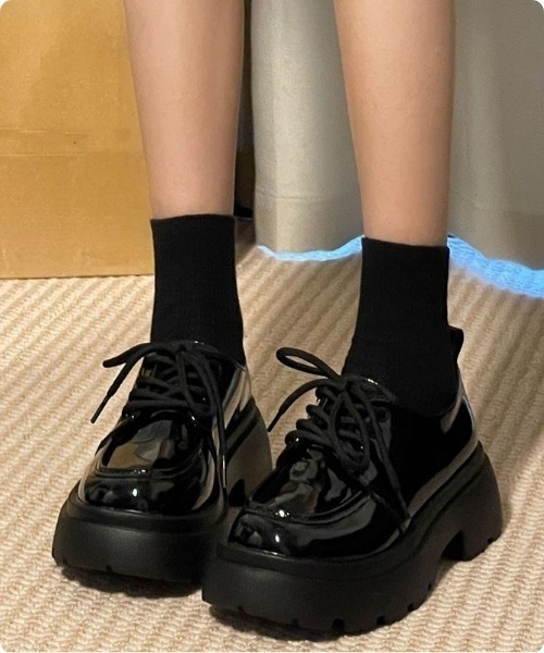 I.O.E（アイオイ）の「[韓国トレンド] ストリート厚底レースアップシューズ（パンプス・レディース・ブラック・LARGE/MEDIUM/SMALL/X-SMALL）」の4枚目の写真