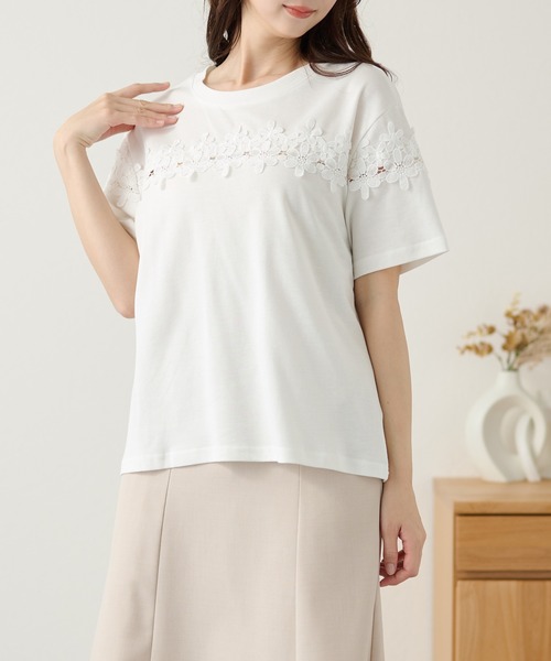DAYRA(デイラ)の「フラワー レース ライン デザイン カットソー(Tシャツ/カットソー・レディース・ホワイト/ブラック・FREE)」の2枚目の写真