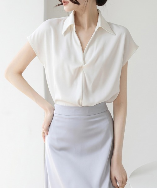 yuue' ( wear )(ユーイ)の「オフィス、プライベート、オケージョンにも◎サテンツイストタック半袖ブラウス(シャツ/ブラウス・レディース・ホワイト/ブルー・FREE)」の4枚目の写真