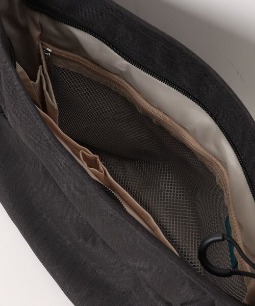 World Traveler(ワールドトラベラー)の「ワールドトラベラー エーヴィ ショルダーバッグ ヨコ型 9L 58922(ショルダーバッグ・レディース・ブラック/ネイビー/ベージュ・FREE)」の6枚目の写真