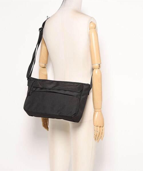 World Traveler(ワールドトラベラー)の「ワールドトラベラー エーヴィ ショルダーバッグ ヨコ型 9L 58922(ショルダーバッグ・レディース・ブラック/ネイビー/ベージュ・FREE)」の7枚目の写真