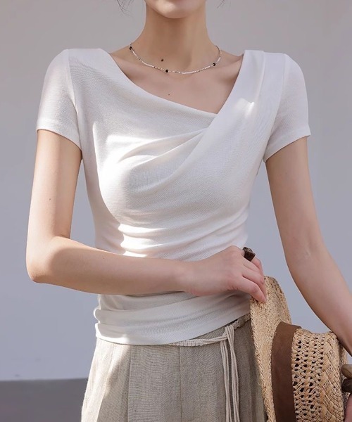 Coo+i(クーイ)の「ドレープネック タイト シルエット 半袖カットソー(Tシャツ/カットソー・レディース・ブルー/ホワイト/ブラック・FREE)」の1枚目の写真