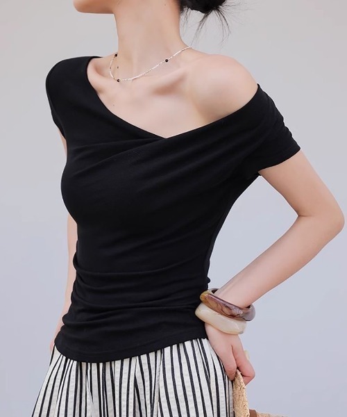 Coo+i(クーイ)の「ドレープネック タイト シルエット 半袖カットソー(Tシャツ/カットソー・レディース・ブルー/ホワイト/ブラック・FREE)」の8枚目の写真