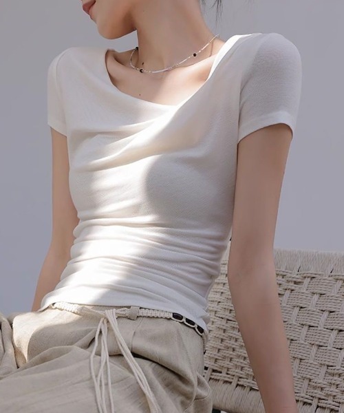Coo+i(クーイ)の「ドレープネック タイト シルエット 半袖カットソー(Tシャツ/カットソー・レディース・ブルー/ホワイト/ブラック・FREE)」の9枚目の写真