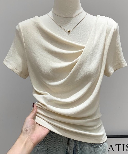 Coo+i(クーイ)の「ドレープネック タイト シルエット 半袖カットソー(Tシャツ/カットソー・レディース・ブルー/ホワイト/ブラック・FREE)」の13枚目の写真
