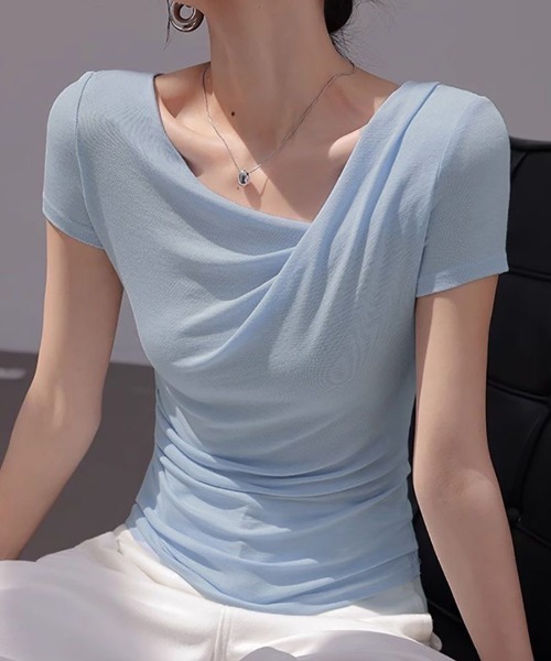 Coo+i(クーイ)の「ドレープネック タイト シルエット 半袖カットソー(Tシャツ/カットソー・レディース・ブルー/ホワイト/ブラック・FREE)」の5枚目の写真