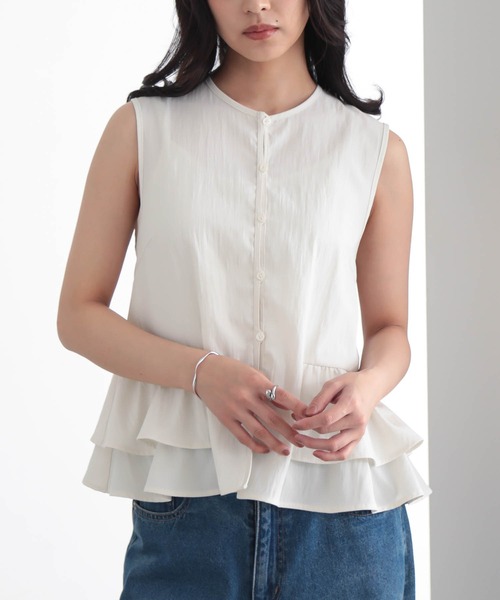 for/c(フォーシー)の「ティアードノースリブラウス【サスティナブル】(シャツ/ブラウス・レディース・オフホワイト/ブラック/ネイビー・M/L)」の2枚目の写真