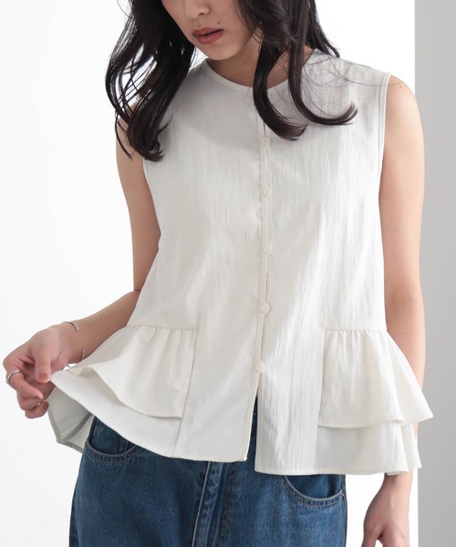 for/c(フォーシー)の「ティアードノースリブラウス【サスティナブル】(シャツ/ブラウス・レディース・オフホワイト/ブラック/ネイビー・M/L)」の4枚目の写真