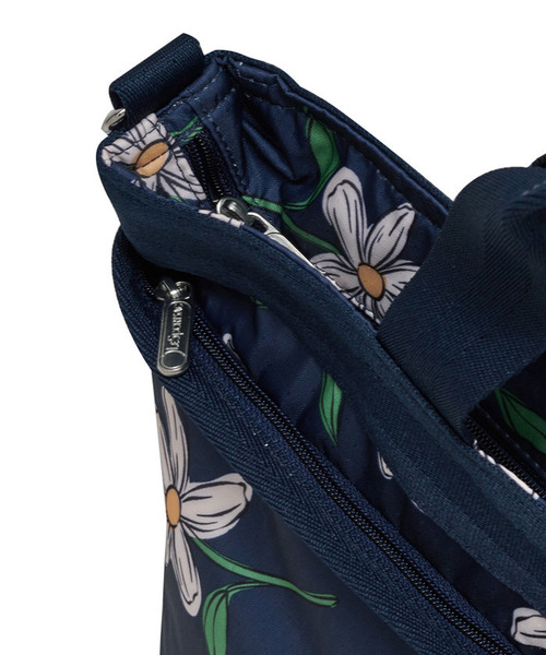 LeSportsac(レスポートサック)の「BUCKET TOTE フローラルブルームズネイビー(トートバッグ・レディース・ブルー・FREE)」の8枚目の写真