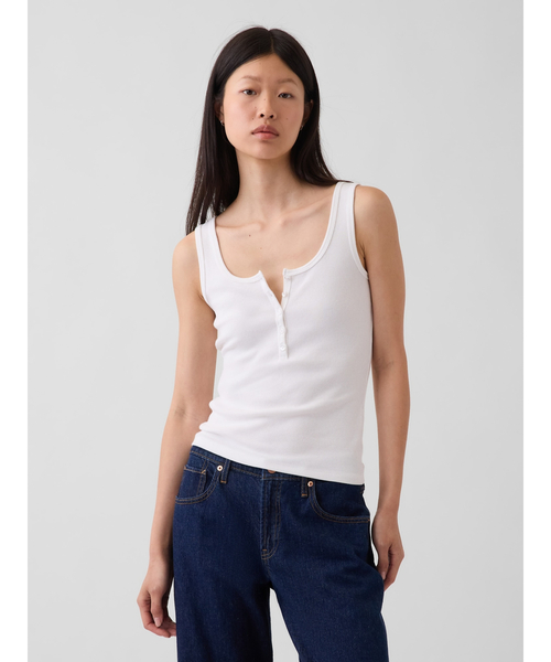 GAP(ギャップ)の「モダンリブ スクープ ヘンリーネック タンクトップ(タンクトップ・レディース・ブラック/ブルー/ホワイト・XS/S/M/L/XL/XXS)」の2枚目の写真