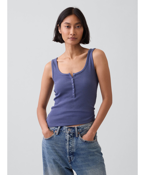 GAP(ギャップ)の「モダンリブ スクープ ヘンリーネック タンクトップ(タンクトップ・レディース・ブラック/ブルー/ホワイト・XS/S/M/L/XL/XXS)」の1枚目の写真