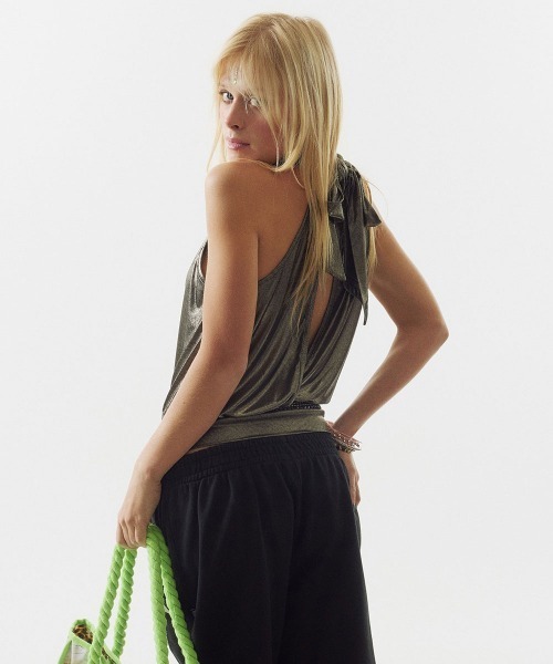 SCULPTOR(スカルプター)の「Metallic High-Neck Halter Top(その他トップス・レディース・シルバー/ゴールド・SMALL/MEDIUM)」の15枚目の写真