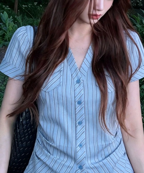 LUCPY(ラクピー)の「ストライプVネックパフスリーブブラウス(シャツ/ブラウス・レディース・ブルー・LARGE/MEDIUM/SMALL)」の4枚目の写真