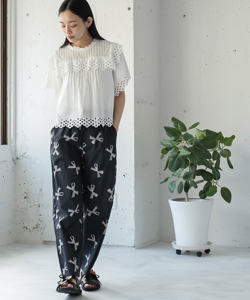 mili an deni(ミリアンデニ)の「リボンプリントイージーパンツ(その他パンツ・レディース・ブラック/アイボリー・M)」の17枚目の写真