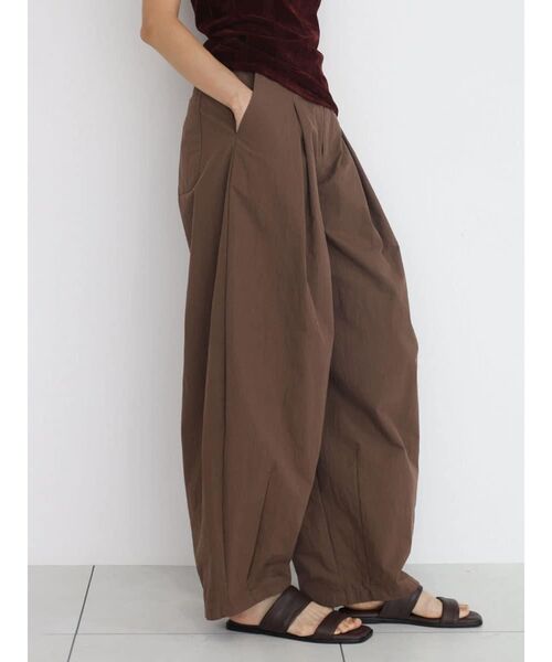 FIKA.(フィーカ)の「Box tuck wide pants(その他パンツ・レディース・チャコール/ブラウン/カーキ・MEDIUM)」の2枚目の写真