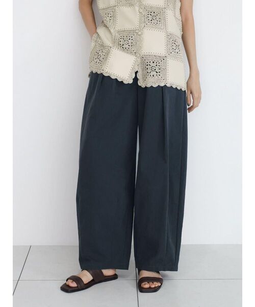 FIKA.(フィーカ)の「Box tuck wide pants(その他パンツ・レディース・チャコール/ブラウン/カーキ・MEDIUM)」の1枚目の写真
