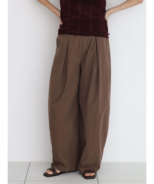 FIKA.(フィーカ)の「Box tuck wide pants(その他パンツ・レディース・チャコール/ブラウン/カーキ・MEDIUM)」の4枚目の写真