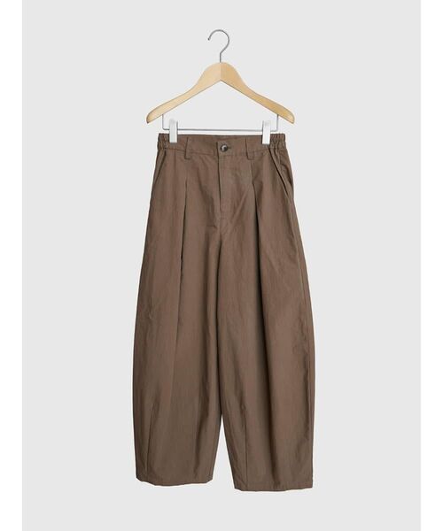 FIKA.(フィーカ)の「Box tuck wide pants(その他パンツ・レディース・チャコール/ブラウン/カーキ・MEDIUM)」の5枚目の写真
