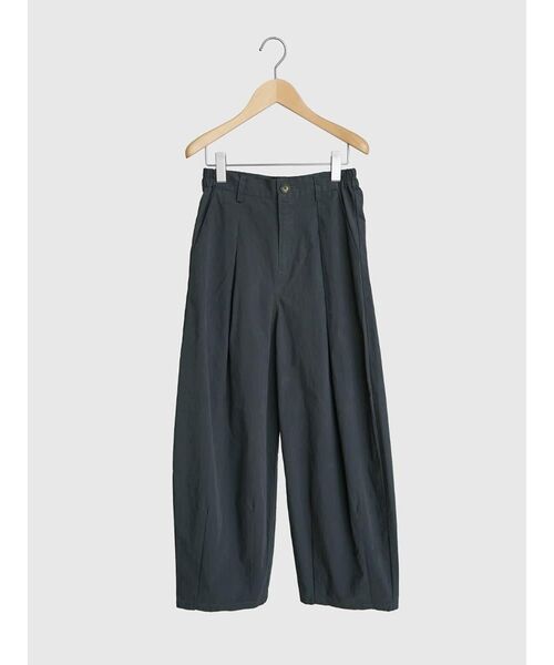 FIKA.(フィーカ)の「Box tuck wide pants(その他パンツ・レディース・チャコール/ブラウン/カーキ・MEDIUM)」の7枚目の写真