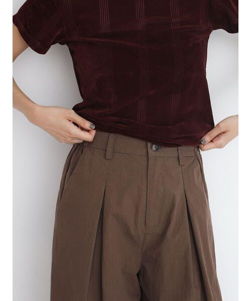 FIKA.(フィーカ)の「Box tuck wide pants(その他パンツ・レディース・チャコール/ブラウン/カーキ・MEDIUM)」の11枚目の写真