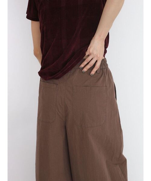 FIKA.(フィーカ)の「Box tuck wide pants(その他パンツ・レディース・チャコール/ブラウン/カーキ・MEDIUM)」の13枚目の写真