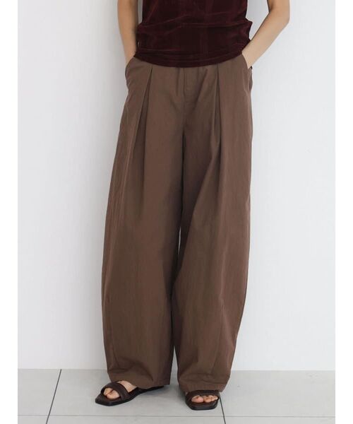 FIKA.(フィーカ)の「Box tuck wide pants(その他パンツ・レディース・チャコール/ブラウン/カーキ・MEDIUM)」の14枚目の写真