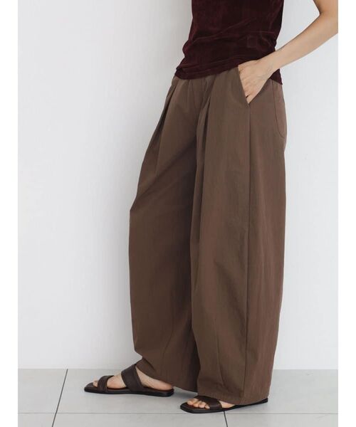FIKA.(フィーカ)の「Box tuck wide pants(その他パンツ・レディース・チャコール/ブラウン/カーキ・MEDIUM)」の15枚目の写真