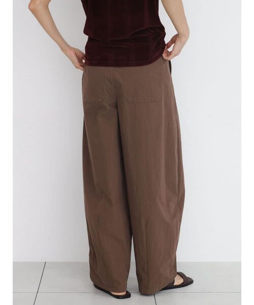 FIKA.(フィーカ)の「Box tuck wide pants(その他パンツ・レディース・チャコール/ブラウン/カーキ・MEDIUM)」の16枚目の写真