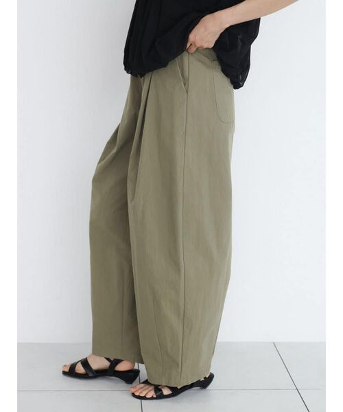 FIKA.(フィーカ)の「Box tuck wide pants(その他パンツ・レディース・チャコール/ブラウン/カーキ・MEDIUM)」の18枚目の写真