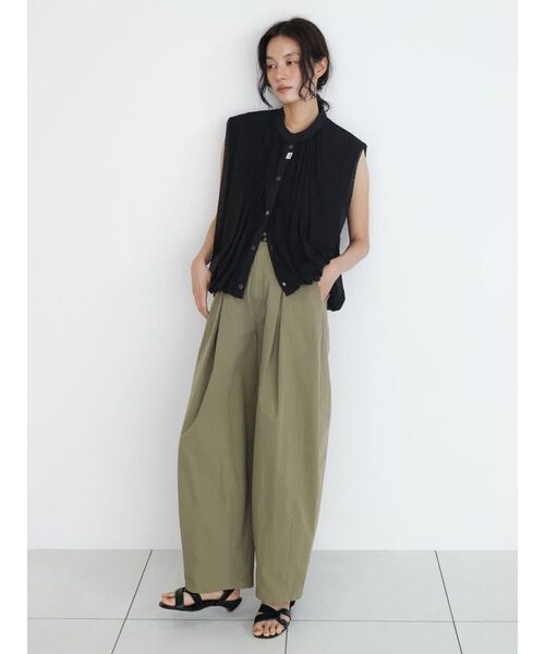 FIKA.(フィーカ)の「Box tuck wide pants(その他パンツ・レディース・チャコール/ブラウン/カーキ・MEDIUM)」の20枚目の写真