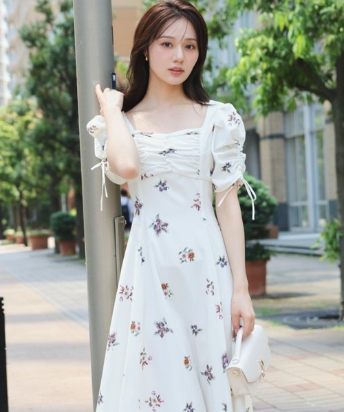 WILLSELECTION(ウィルセレクション)の「フローラルベリープリントギャザースリーブワンピース(ワンピース・レディース・ブラウン/ホワイト/ピンク・FREE)」の2枚目の写真