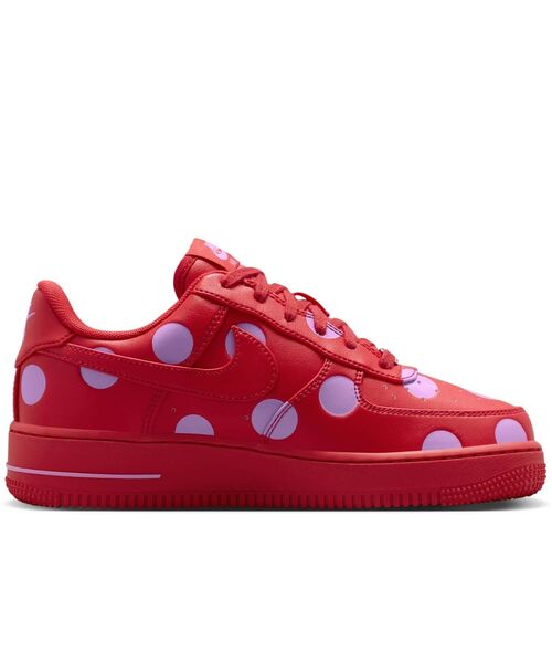 NIKE(ナイキ)の「ナイキ エア フォース 1 '07 ウィメンズシューズ / Nike Air Force 1 '07 Women's Shoes IR8647-600 University Red(スニーカー・レディース・レッド・24.5/24/23.5/23/25/22.5/22/26/25.5)」の3枚目の写真