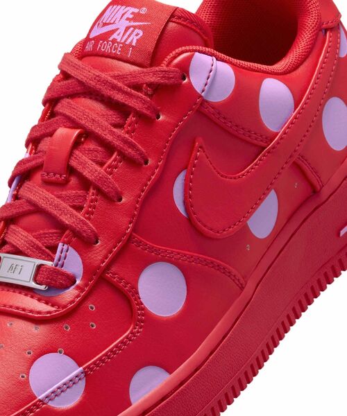 NIKE(ナイキ)の「ナイキ エア フォース 1 '07 ウィメンズシューズ / Nike Air Force 1 '07 Women's Shoes IR8647-600 University Red(スニーカー・レディース・レッド・24.5/24/23.5/23/25/22.5/22/26/25.5)」の7枚目の写真