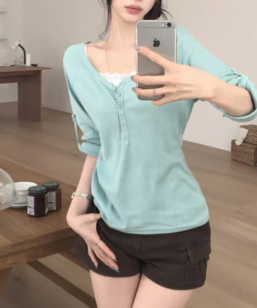 VIVID LADY(ビビッドレディー)の「ロールアップスリーブ ヘンリーネックロングTシャツ(Tシャツ/カットソー・レディース・カーキ/グレー/ワイン/ブラック/ミント/アイボリー・FREE)」の15枚目の写真