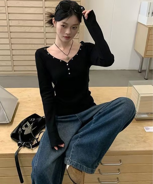 CHUN CHUN NOTES（チュンチュンノーツ）の「【トレンド】星モチーフ V ネック長袖トップス 前ボタン スリムシルエット レディース（Tシャツ/カットソー・レディース・ブラック・M）」の5枚目の写真