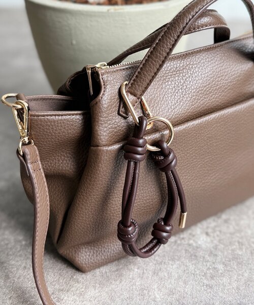 DouDou(ドゥドゥ)の「【WEB限定】チャーム付シボフェイクレザー2WAYバッグ(トートバッグ・レディース・サンドベージュ/ブラウン/ブラック・FREE)」の11枚目の写真