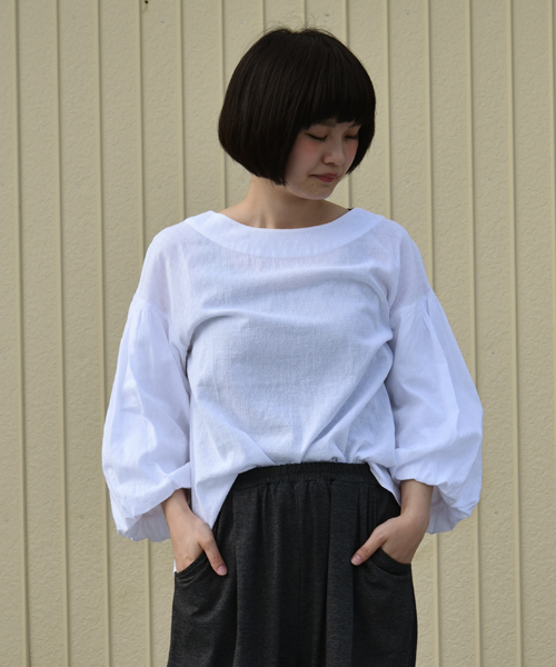 POU DOU DOU（プードゥドゥ）の「バルーン袖ブラウス（シャツ/ブラウス・レディース・ネイビー/オフホワイト/ブルー・3）」の2枚目の写真