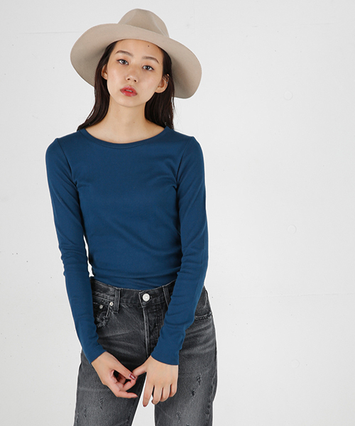 MOUSSY（マウジー）の「BASIC LONG SLEEVE TEE（Tシャツ/カットソー・レディース・ブラック/ホワイト/ブラウン/ネイビー・1/2）」の4枚目の写真