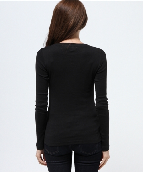 MOUSSY（マウジー）の「BASIC LONG SLEEVE TEE（Tシャツ/カットソー・レディース・ブラック/ホワイト/ブラウン/ネイビー・1/2）」の7枚目の写真