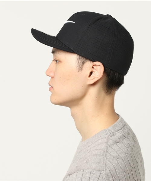 NIKE（ナイキ）の「キャップ トレーニング ベイパー スウッシュ フレックス キャップ 803933100（キャップ・メンズ・ホワイト/ブラック・ﾌﾘ-）」の3枚目の写真