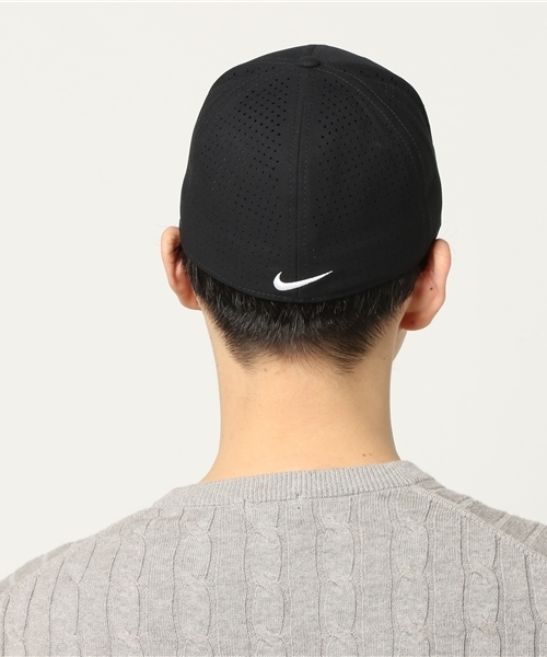 NIKE（ナイキ）の「キャップ トレーニング ベイパー スウッシュ フレックス キャップ 803933100（キャップ・メンズ・ホワイト/ブラック・ﾌﾘ-）」の4枚目の写真