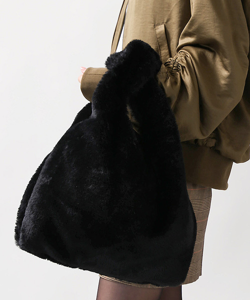 WEGO（ウィゴー）の「WEGO/ファーショッパーバッグ（トートバッグ・レディース・ブラック/グレー/ベージュ/ピンク・FREE）」の2枚目の写真