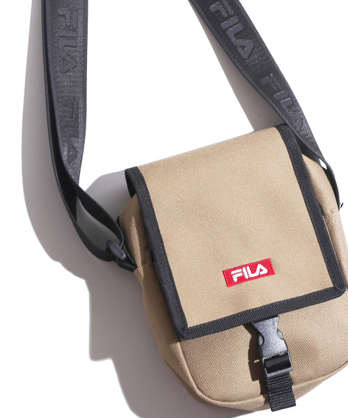 FILA(フィラ)の「∴WEGO/FILA別注フラップミニショルダーバッグ(ショルダーバッグ・メンズ・ブラック/ベージュ/マルチ・FREE)」の1枚目の写真