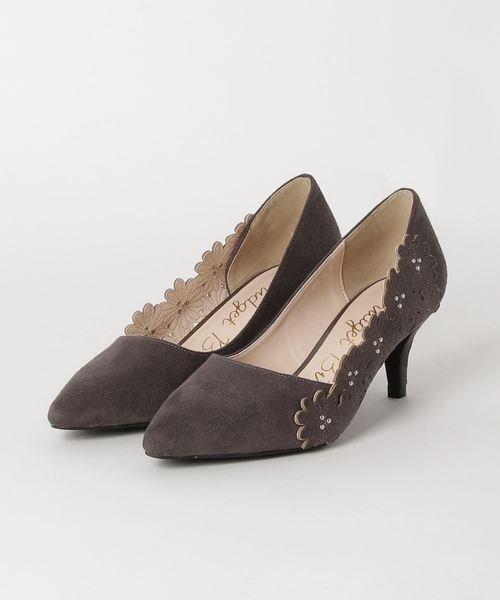 Bridget Birkin(ブリジットバーキン)の「サイドフラワーカットワークパンプス(591008)(パンプス)」|グレー